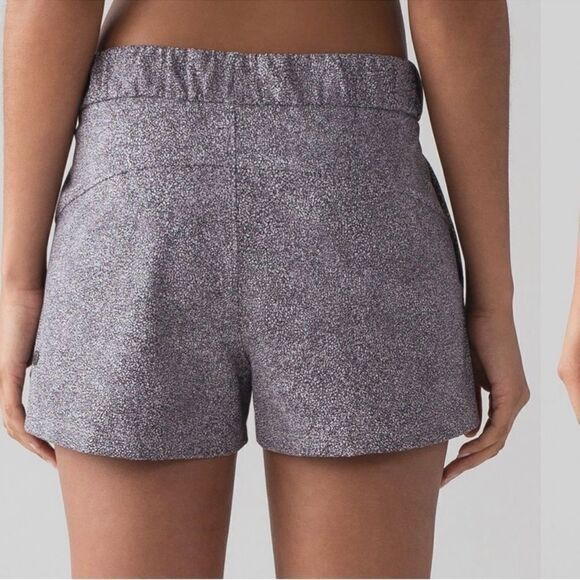 Lululemon On the Fly Shorts Sea Spray Alpine White Dark Chrome Size 4 - Picture 14 of 14